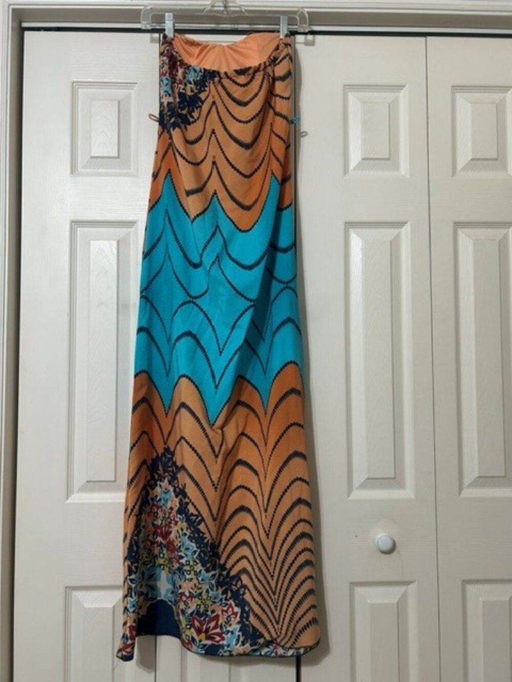 Windsor vibrant strapless maxi dress with geometric wave print. (S)